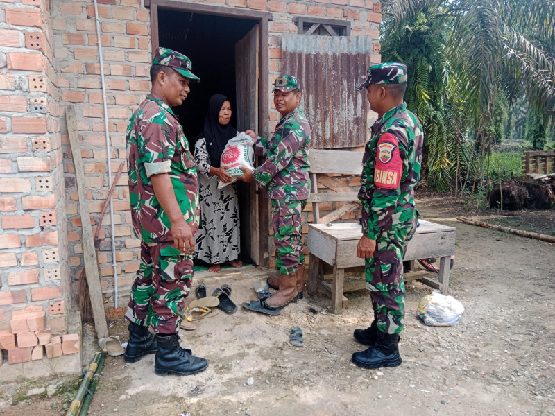 Aksi Sosial Jumat Berkah, Danramil 09/Kemuning Berbagi Kepada Masyarakat Kurang Mampu