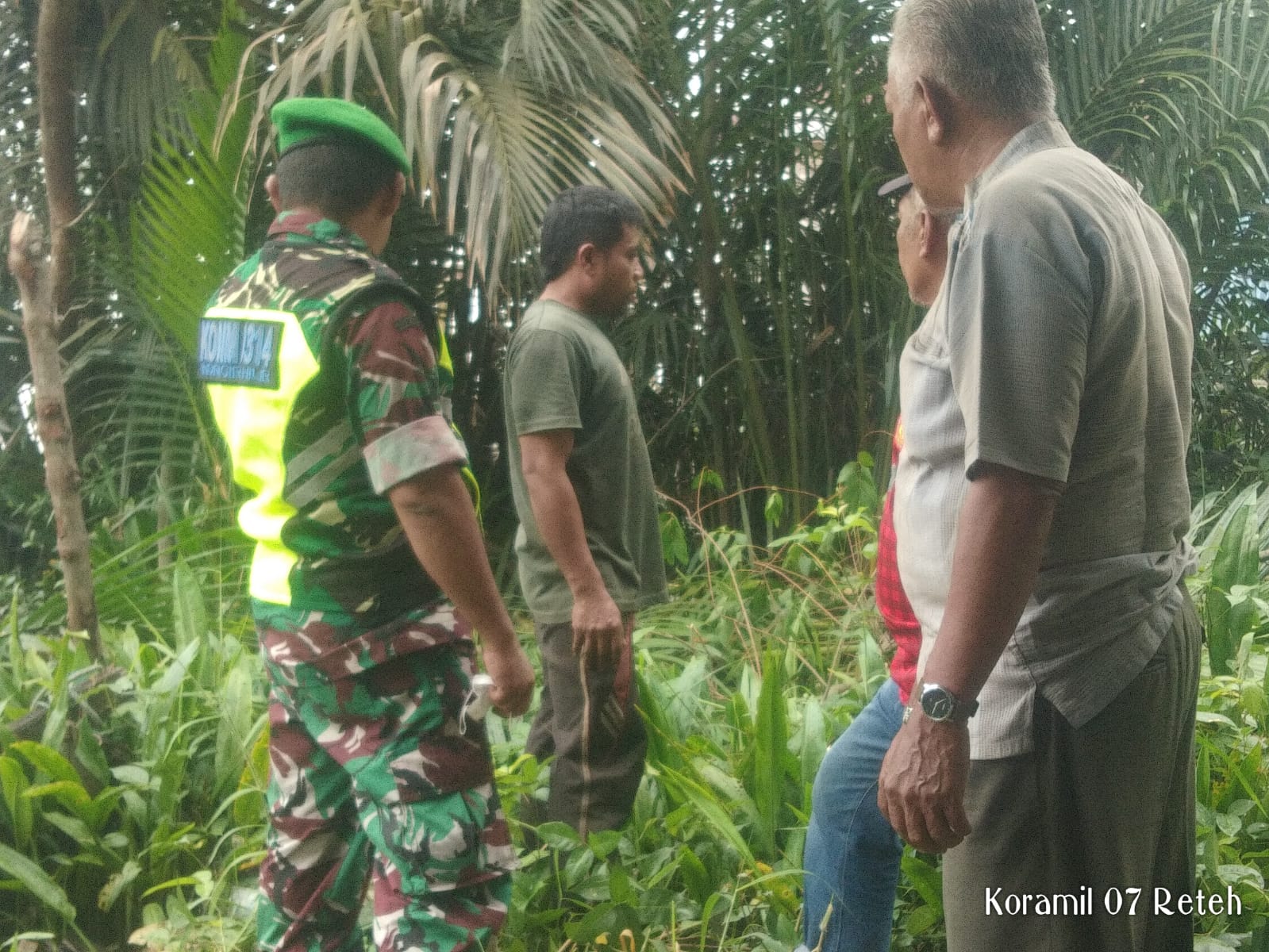 Babinsa Koramil 07/Reteh Bersama Warga Tetap Lakukan Patroli