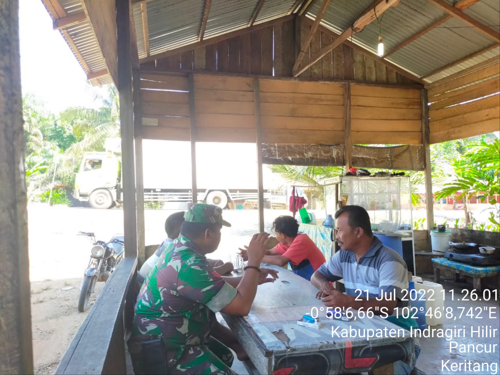 Babinsa Koramil 09/Kemuning Aktif Lakukan Komsos Bersama Warga di Wilayah Binaan