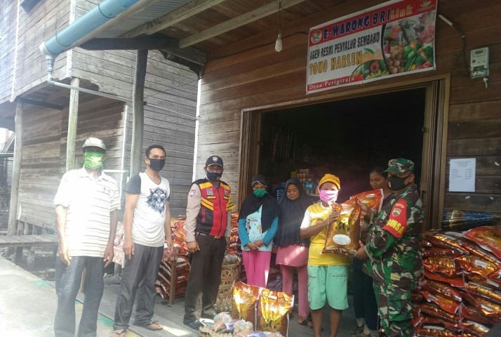 Babinsa Koramil 04/Kuindra Dampingi Penyaluran BSP Desa Tanjung Melayu dan Perigi Raja