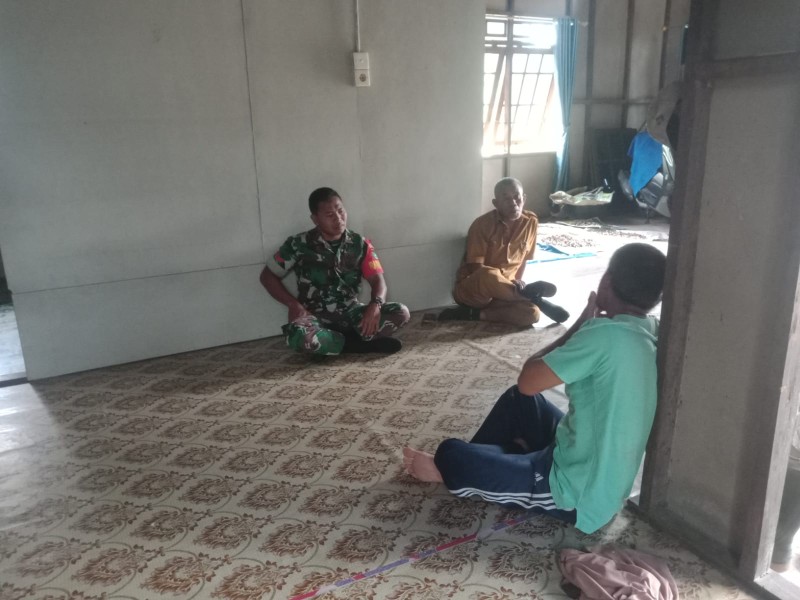 Babinsa Koramil 05/Gas Koptu Suryadi Aktif Komsos Bersama Masyarakat Setempat