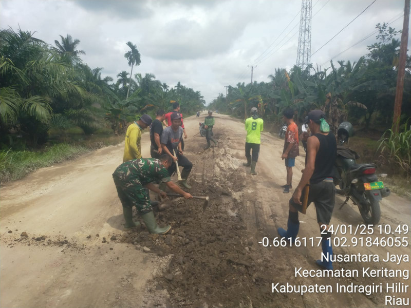 Gotong Royong Babinsa Koramil 09/Kemuning: Membangun Masyarakat yang Harmonis dan Bersih