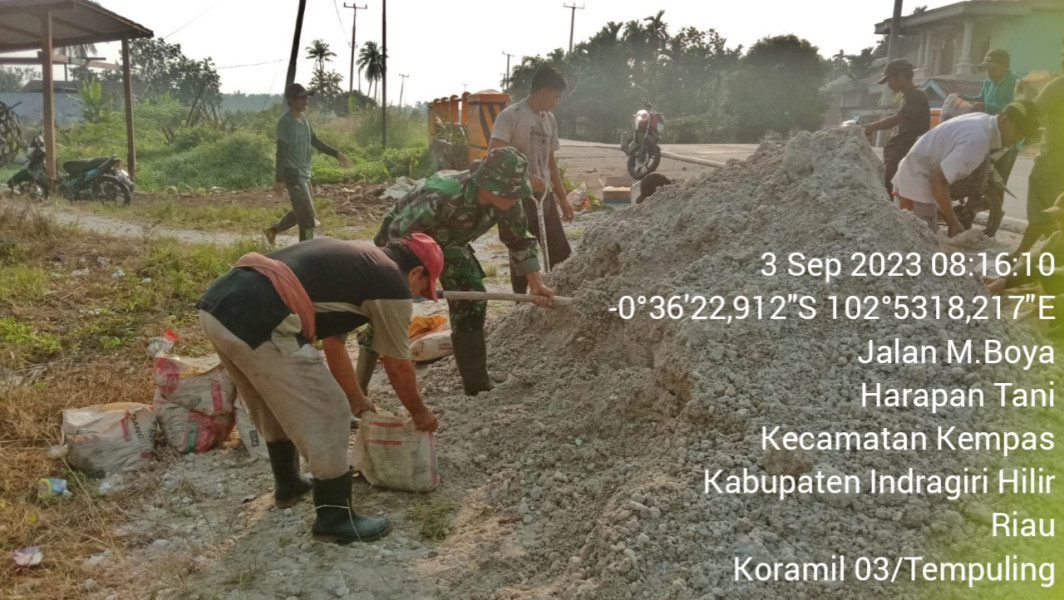 Babinsa 03/Tpl Bersama Warga Gotong Royong Timbun Jalan Binaan