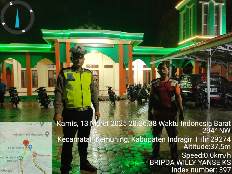 Polsek Kemuning Jaga Keamanan Sholat Tarawih: Masyarakat Merasa Nyaman dan Aman