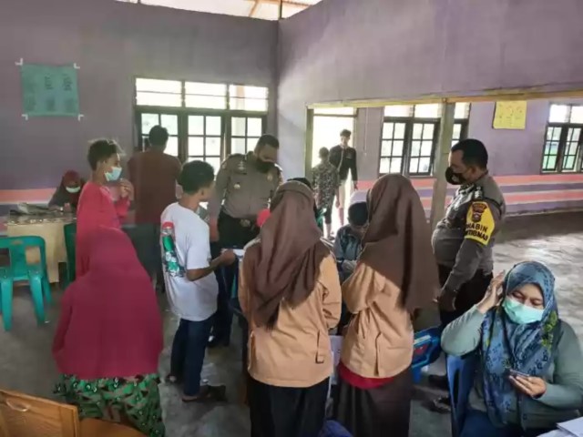 Kapolsek Pujud Tinjau Vaksinasi di SMP 5 Sei Tapah