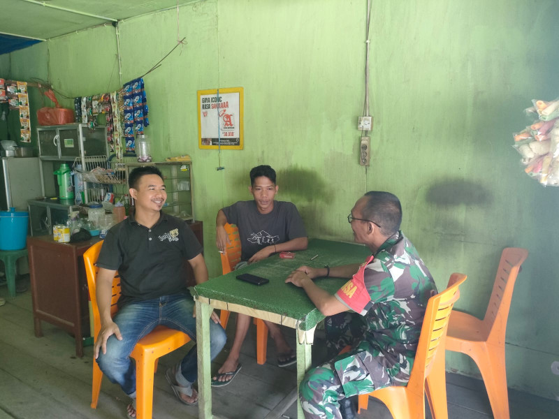 Kedekatan Babinsa 03/Tpl Bersama Pemuda Desa Binaan