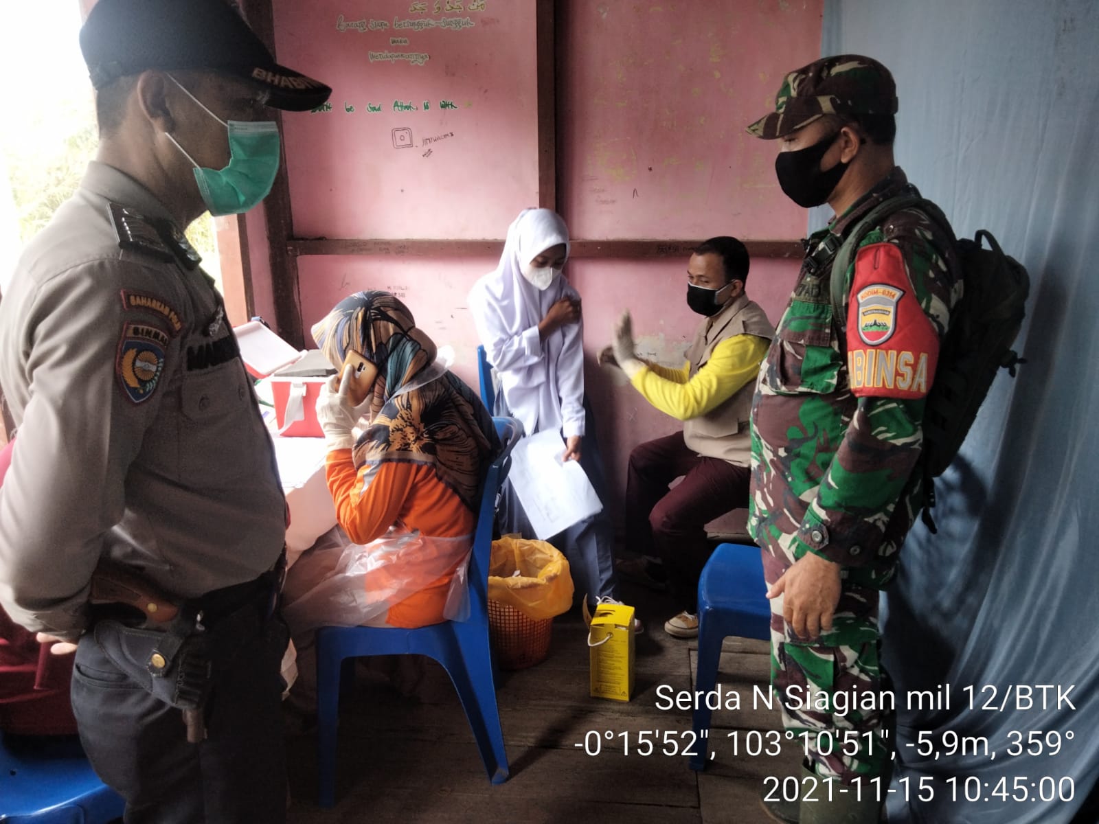 Babinsa dari Koramil 12/Batang Tuaka Dampingi Vaksinasi di MA Miftahul Huda