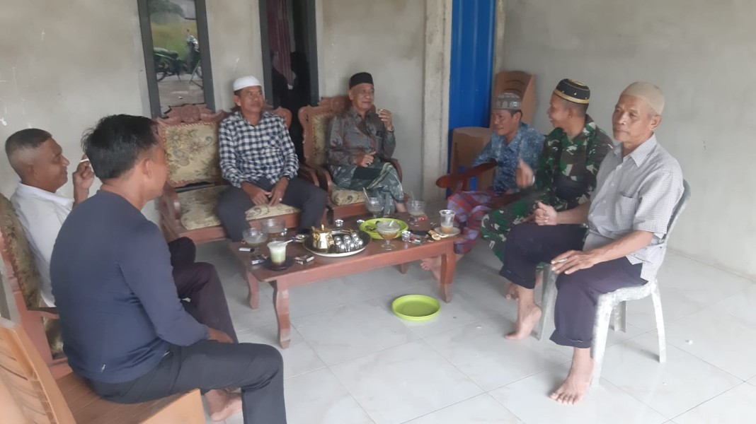 Babinsa Koramil 07/Reteh Laksanakan Komsos dengan Pemuka Masyarakat dan Guru Madrasah