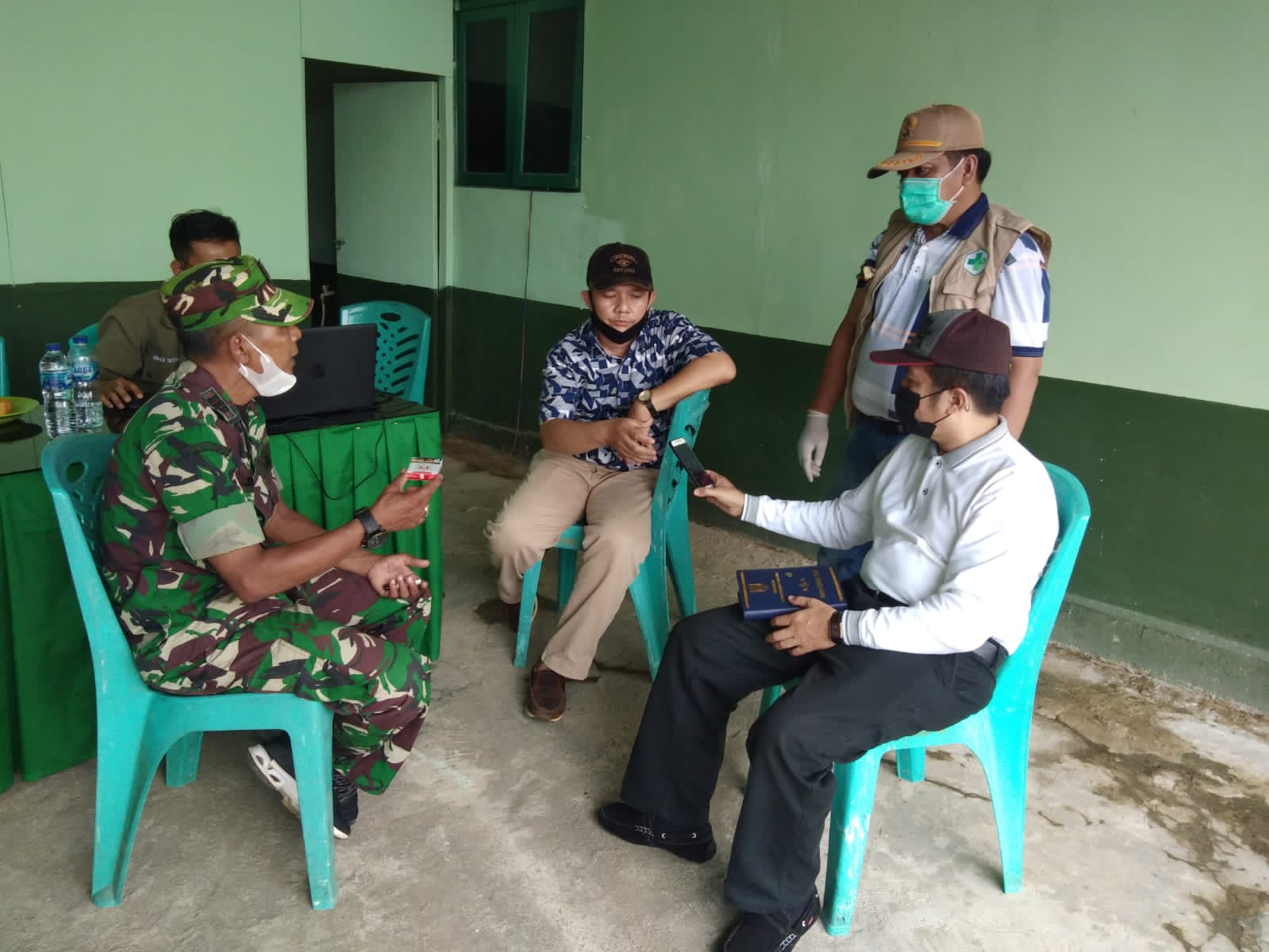 Bahas Vaksinasi Warga, Danramil 03/Tempuling Komsos Dengan Kepala Puskesmas Tempuling 