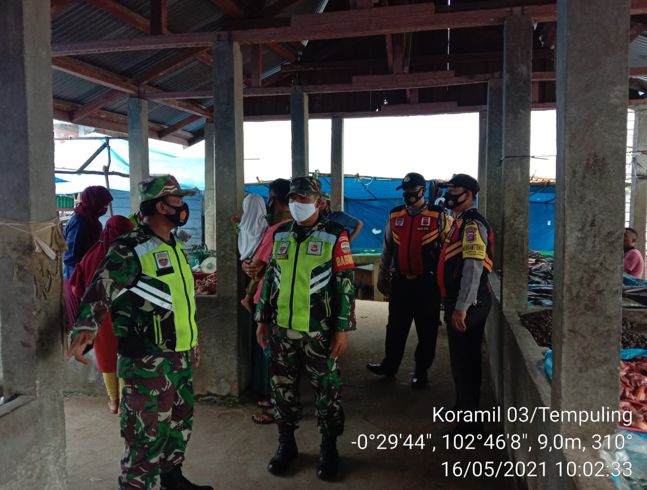 Babinsa 03/Tempuling dan Bhabinkamtibmas Lakukan Penegakan Protkes