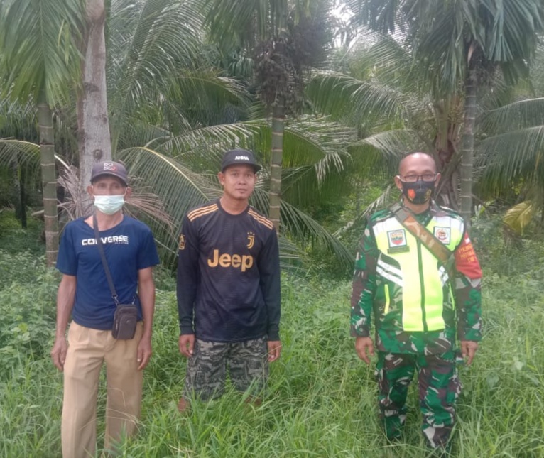 Bersama Masyrakat, Serda Iclas Manalu Terus Lakukan Patroli Karhutla di Sapat