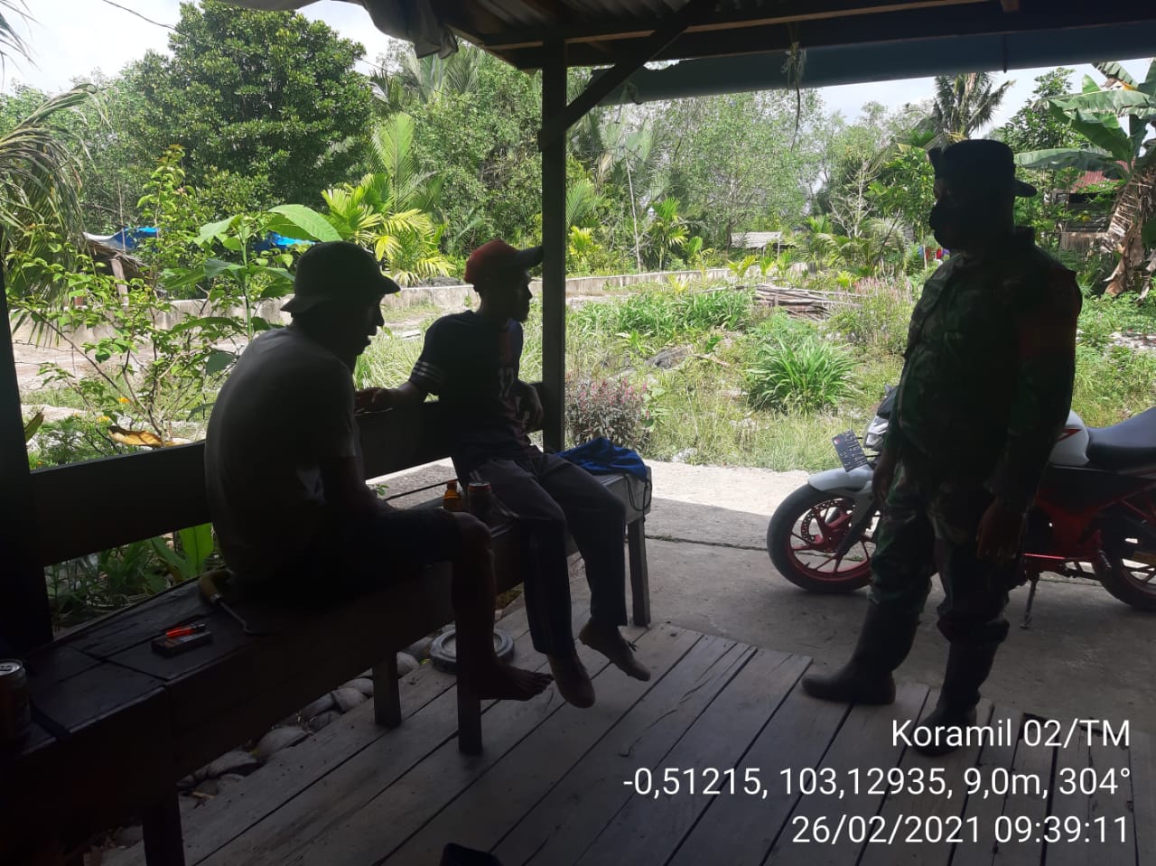 Tingkatkan Keharmonisan, Personil Koramil 02/Tanah Merah Lakukan Komsos di Sungai Ambat