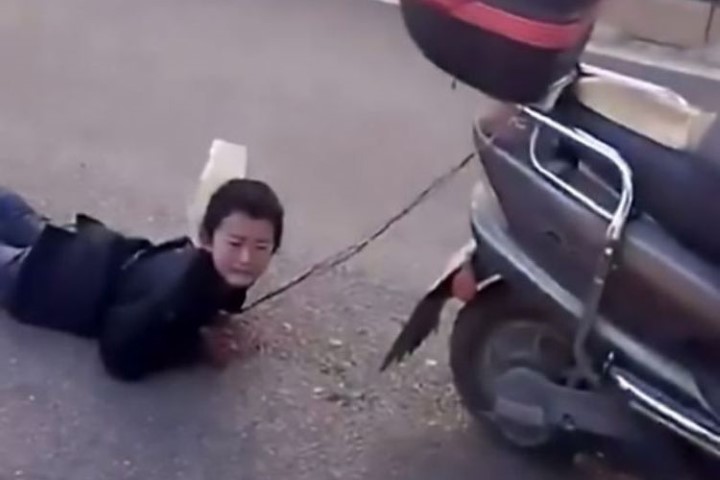 Mencuri Uang, Bocah Ini Diikat dan Diseret Ibunya Pakai Sepeda Motor