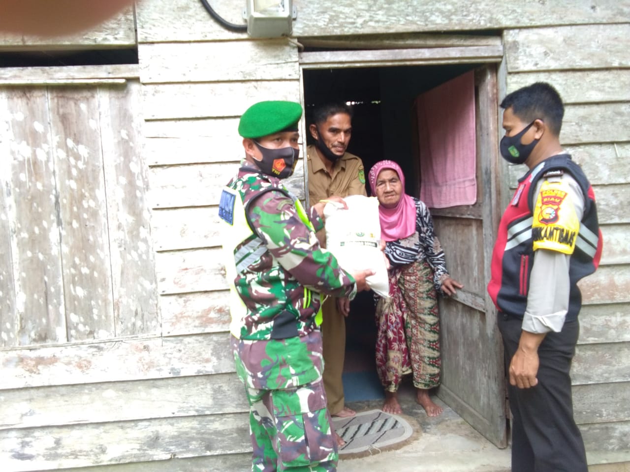 Bersinergi, Serda EG Harahap Dampingi Bripka Rustam Salurkan Bantuan Beras Polri