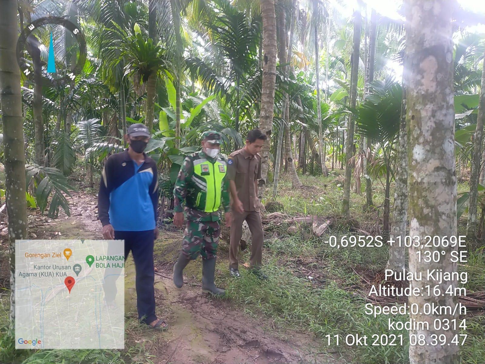 Bersama-sama Warga, Babinsa Koramil 07/Reteh Terus Lakukan Patroli Karhutla