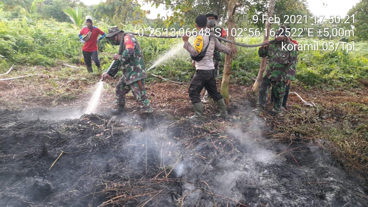 Babinsa Koramil 03/Tempuling Dan Masyarakat Padamkan Kebakaran Hutan dan Lahan di Pangkalan Tujuh