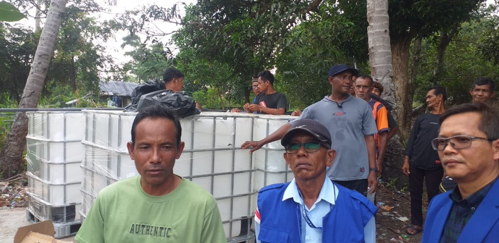 Ucapkan Terimakasih, Masyarakat Nelayan Dapur Enam Sebulang Dapat Bantuan Sarana Air Bersih dan Ratusan Paket Sembako