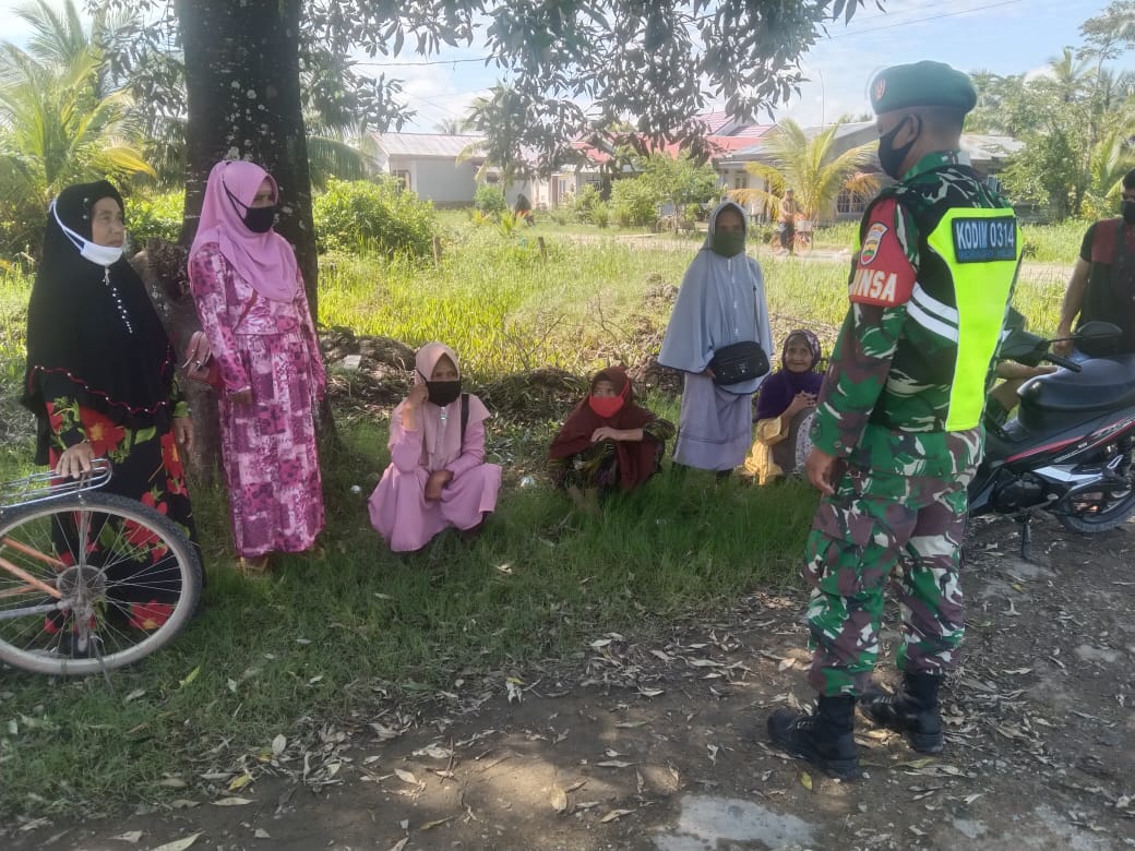 Babinsa Koramil 04/Kuindra Terus Beri Edukasi Pentingnya Protkes Kepada Masyarakat