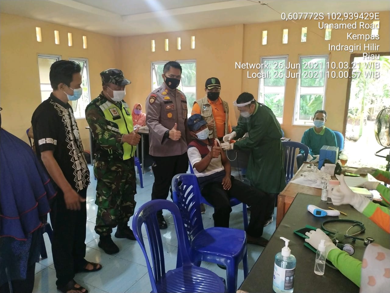 Jelang Hut Bhayangkara Ke-75, Babinsa 03/Tempuling Bantu Giat Penyelenggaraan Vaksin Massal