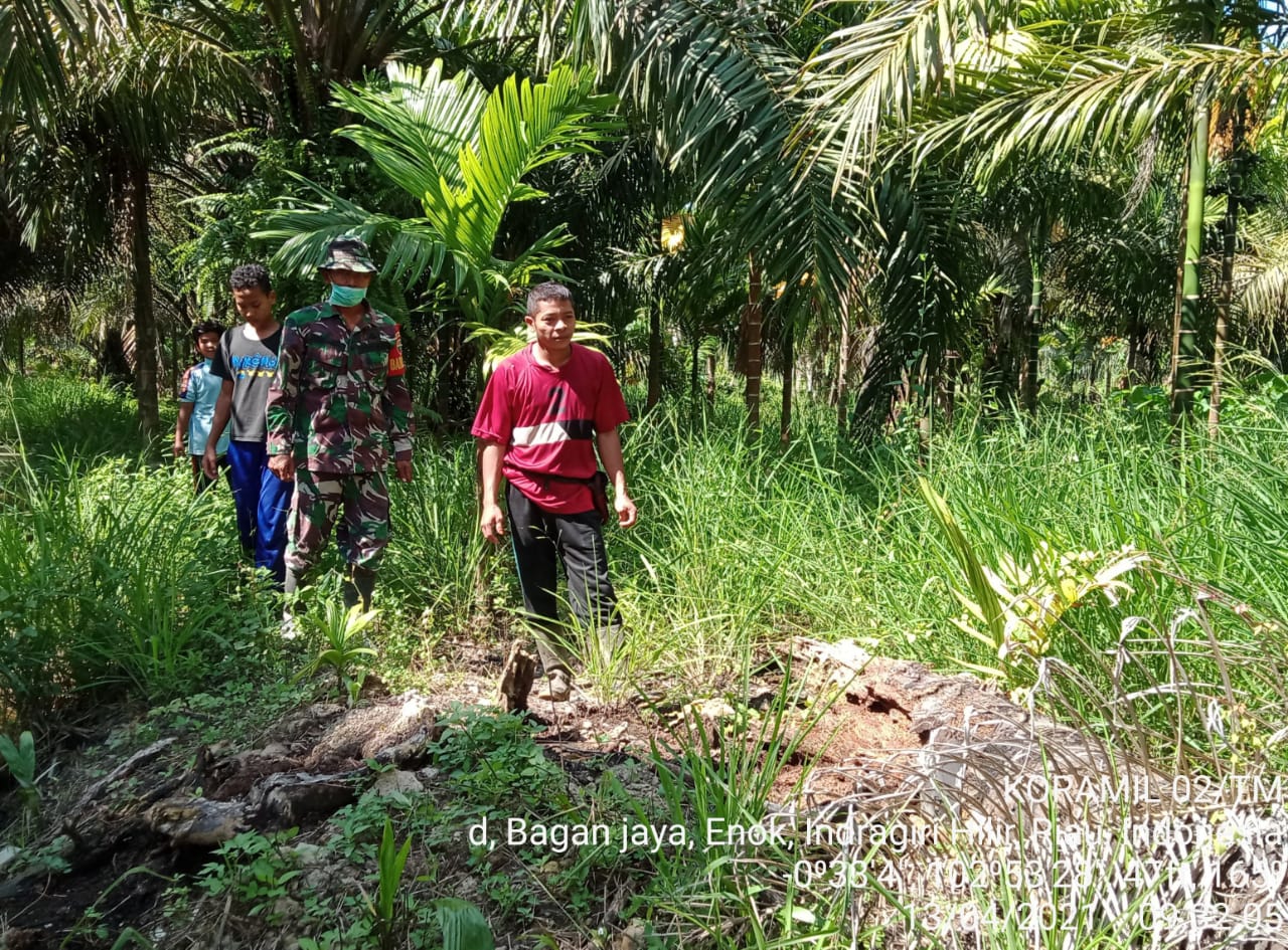 Puasa Tak Jadi Halangan Bagi Serda Darno untuk Tetap Melakukan Patroli dan Sosialisasi Karhutla