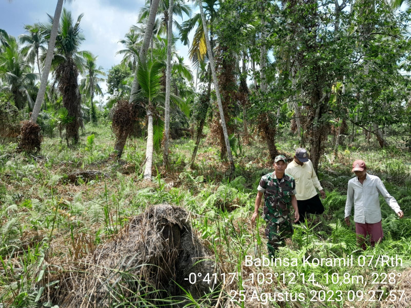 Kepedulian Babinsa Koramil 07/Reteh Terhadap Karhutla Terus Dilakukan Patroli Rutin