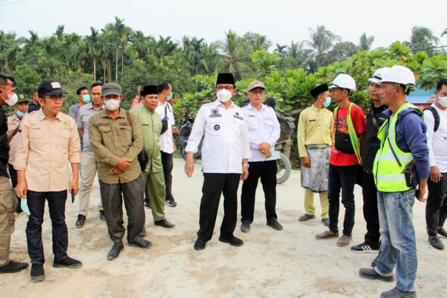 Bupati Inhil H.M Wardan Harap Selesai Tepat Waktu Jalan Sanglar – Pulau Kijang Pengerjaan Di Lanjutkan