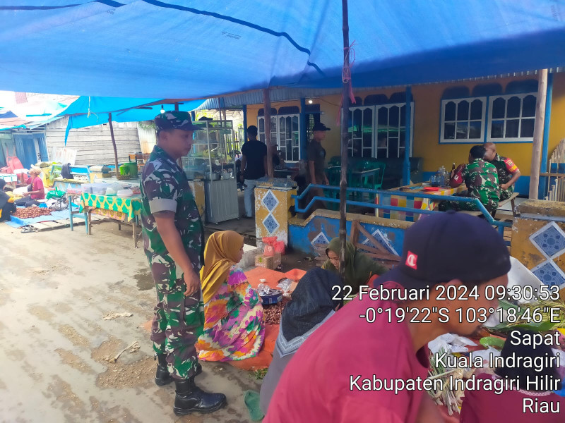 Ciptakan Kebersamaan, Babinsa Koramil 04/Kuindra Ingatkan Pedagang Ikan Untuk Jaga Kebersihan