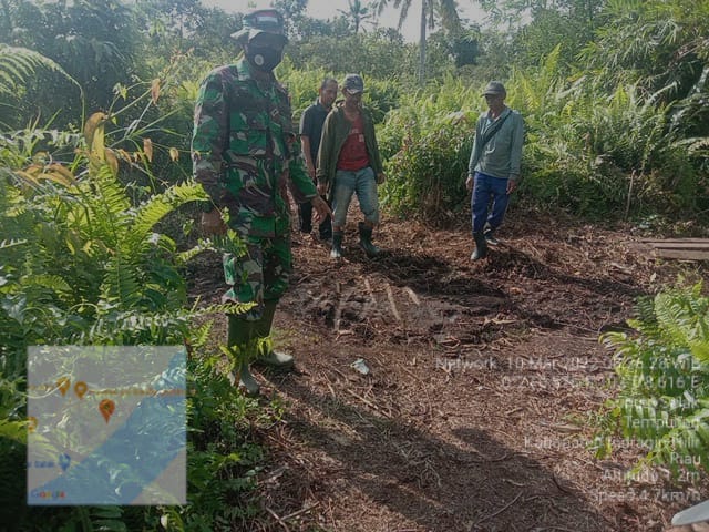 Babinsa Koramil 03/Tempuling Aktif Laksanakan Patroli dan Sosialisasi Pencegahan Karhutla