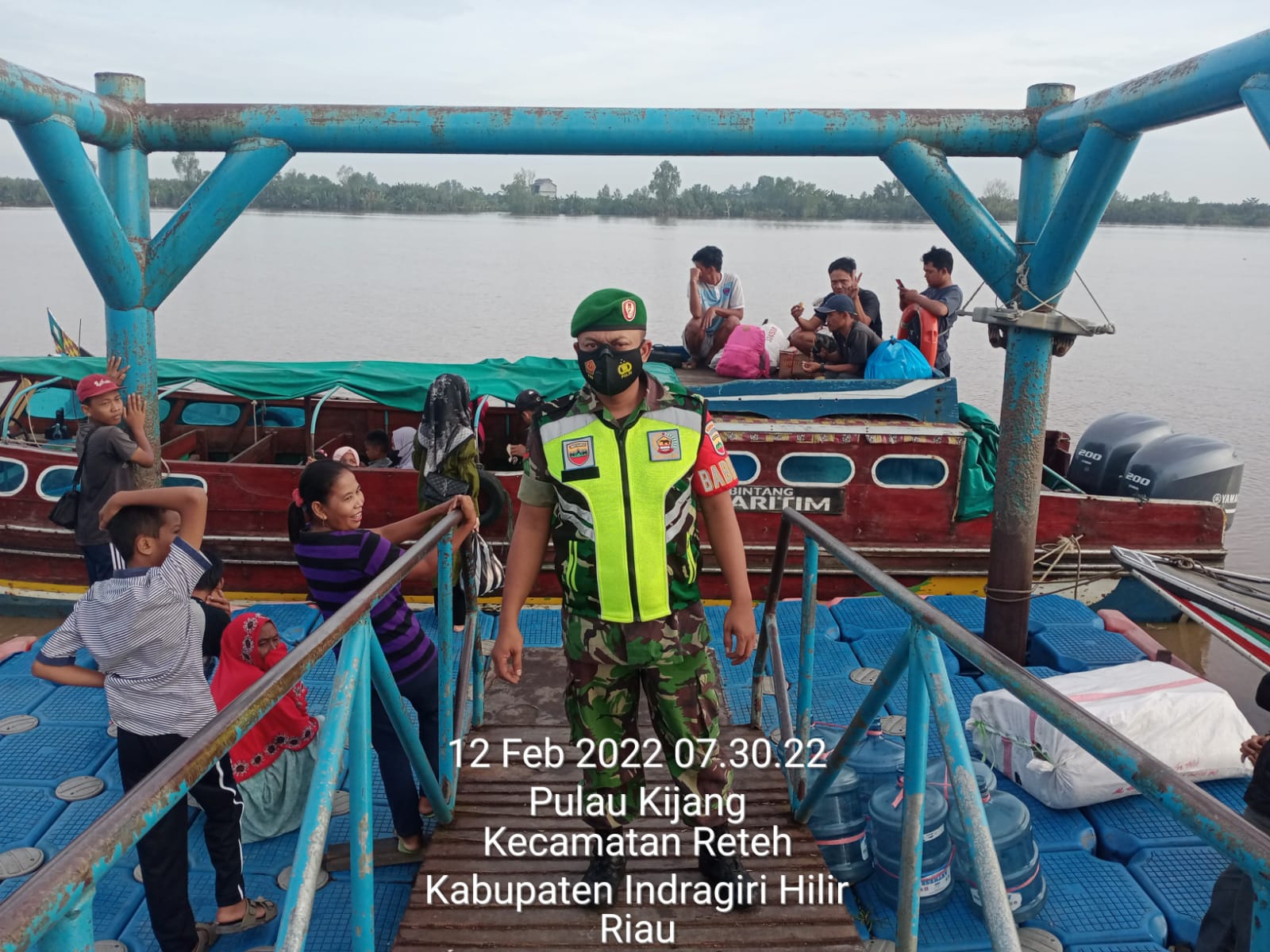 Dalam Rangka Mencegah Penularan Covid-19, Babinsa Koramil 07/Reteh Lakukan Sosialisasi