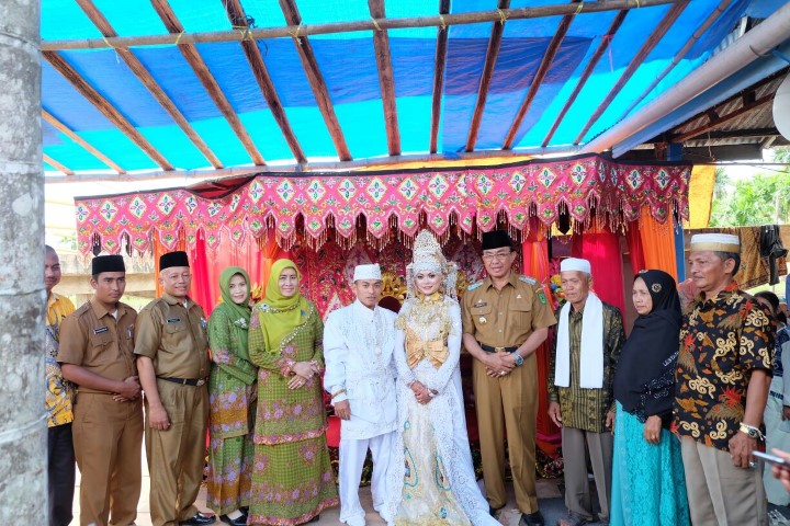 Singgah Undangan Resepsi Pernikahan Warga, ini Pesan Bupati Inhil 