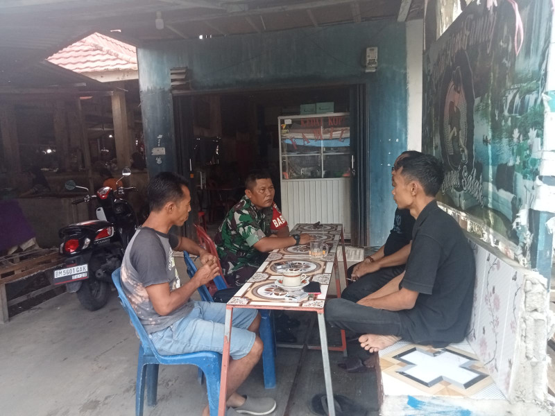 Bangun Kedekatan Dengan Seluruh Elemen, Babinsa Koramil 03/Tpl Rutin Laksanakan Komsos Bersama  Toda di Desa Binaan