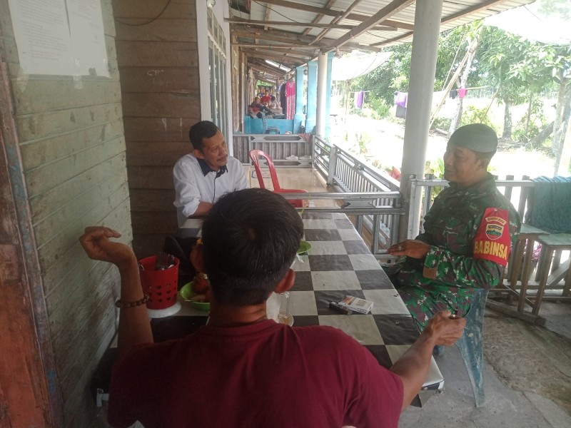 Komsos Babinsa Koramil 07/Reteh: Meningkatkan Silahturahim dan Keamanan di Desa Sanglar