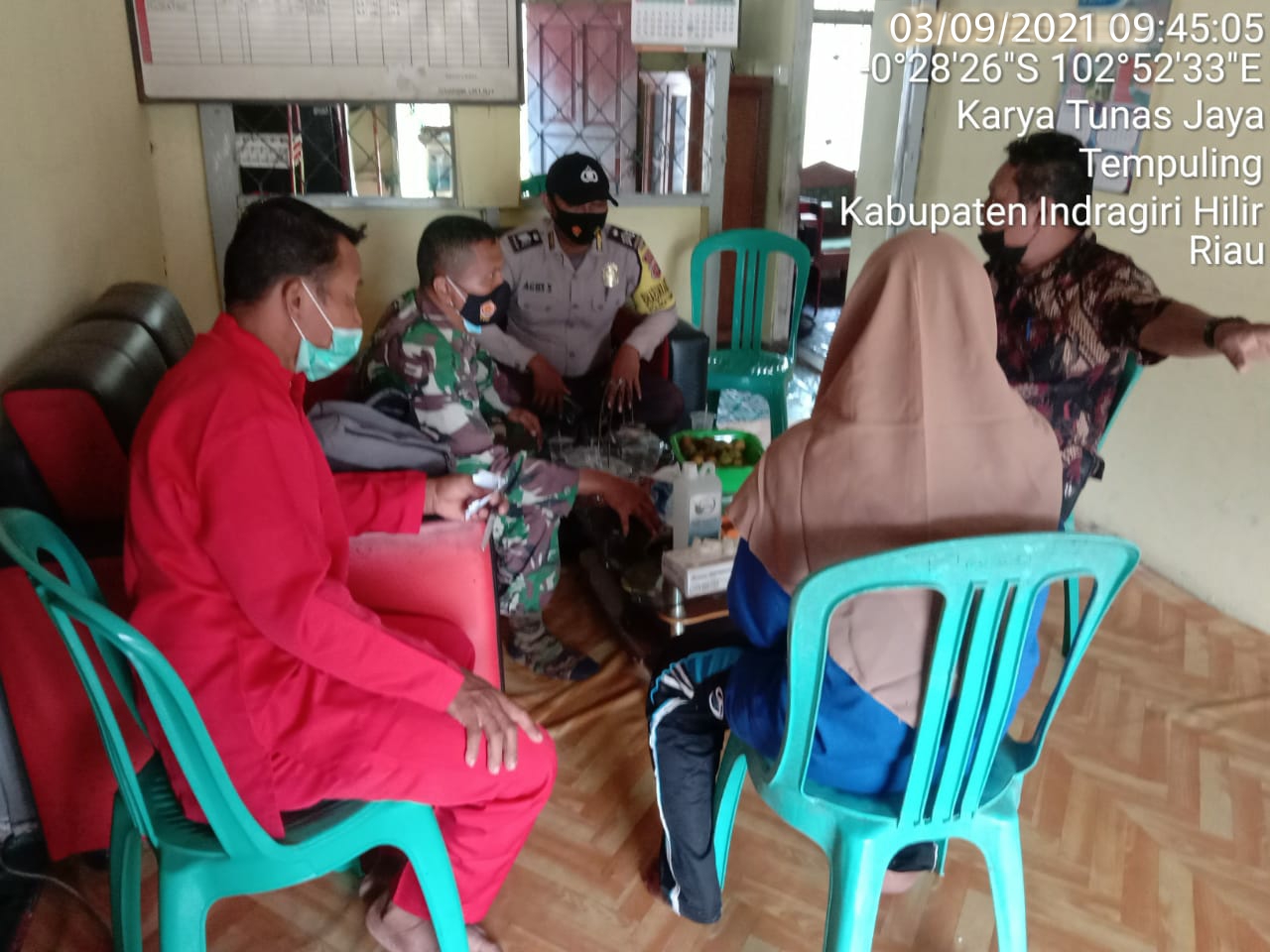 Tingkatkan Kerjasama, Babinsa Koramil 03/Tempuling Dan Bahbinkamtibmas Sambangi Kantor Desa 