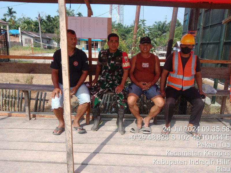 Ngobrol Santai, Jaga Hubungan Baik Babinsa 03/Tpl Komsos Dengan Warga Binaan