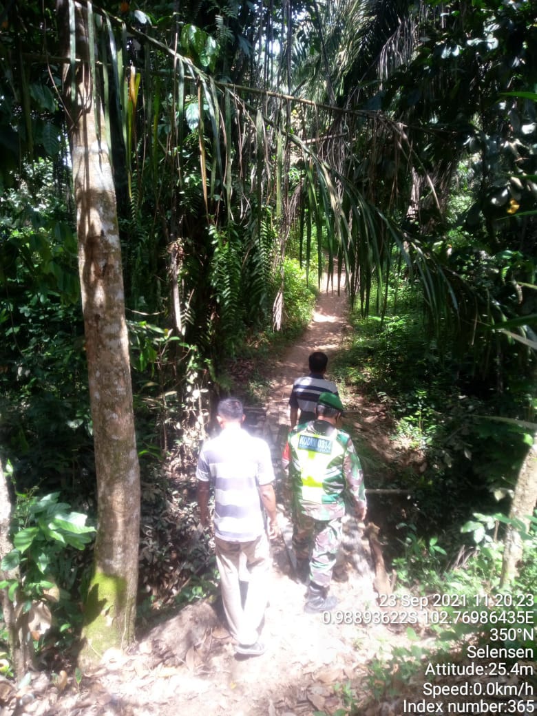 Keluar Masuk Kebun Warga, Sertu S. Sembiring Lakukan Patroli Karhutla di Selensen