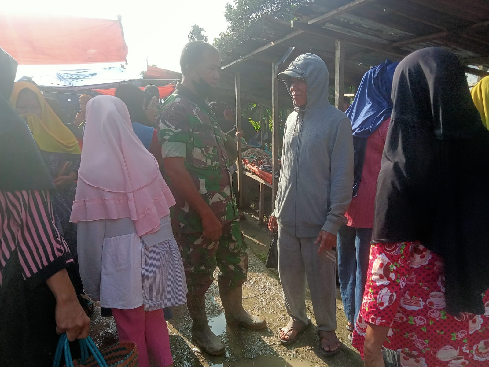 Beberapa Tempat Keramaian Personel Koramil 09/Kemuning Terapkan Prokes