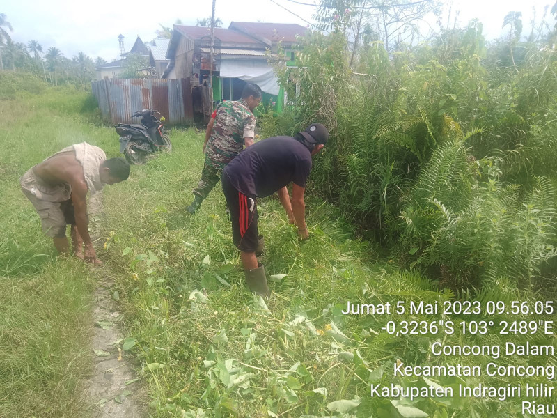 Peduli Terhadap Lingkungan, Babinsa Koramil 04/Kuindra Laksanakan Goro Bersama Masyarakat