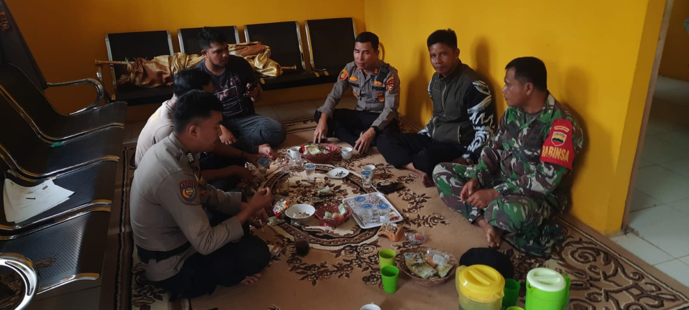 Jalin Silaturrahmi, Babinsa Koramil 03/Tpl Serma Damrianto Komsos Bersama Tiga Pilar Desa Binaan