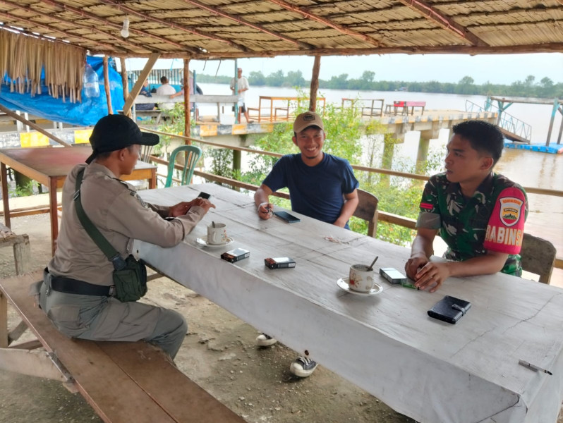 Babinsa Laksanakan Komsos Guna Perkuat Silaturrahmi Dengan Masyarakat