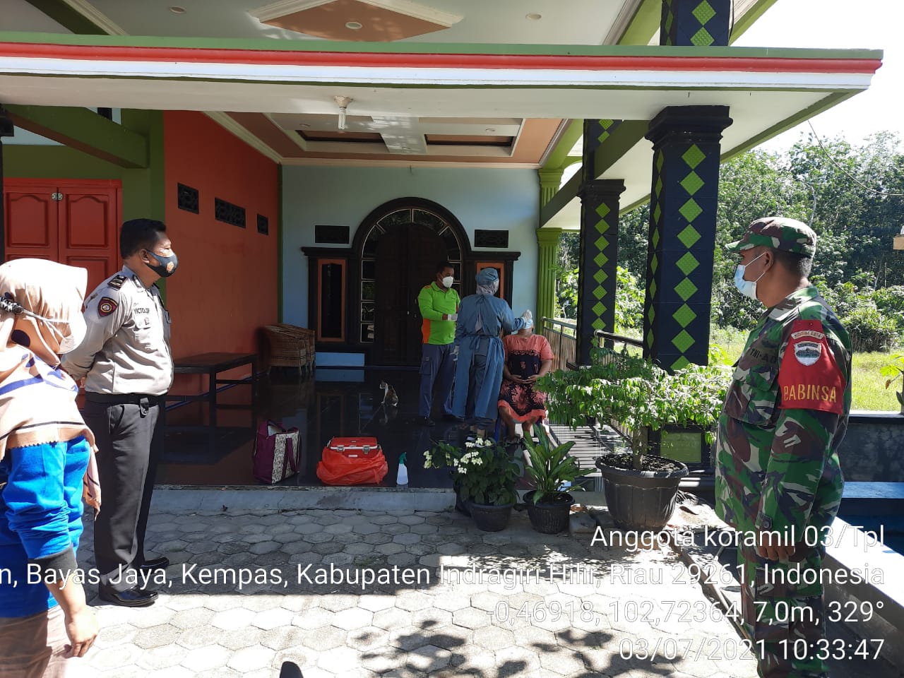 Agar Tidak Meluas, Babinsa 03/Tempuling dan Tim Satgas Covid-19 Lakukan Tracking Kontak dan Swab