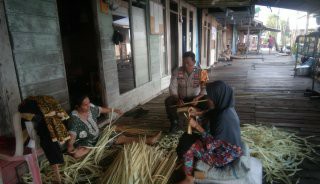 Aiptu Heriyanto Bhabinkamtibmas Desa Teluk Merbau Melaksanakan Giat Himbauan Kamtibmas Untuk Pemilu Damai Tertib dan Aman
