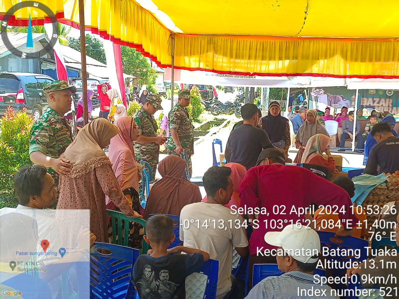 Babinsa Koramil 03/Tpl Ikut Pantau Dan Amankan Giat Bazar Operasi Pasar Murah Di Sungai Piring