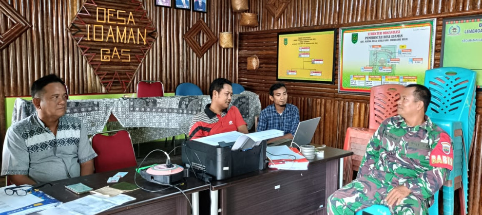 Wujudkan Kebersamaan, Babinsa 05/Gas Serda Rudi Hartono Melakukan Komunikasi Sosial Bersama Aparat Kelurahan