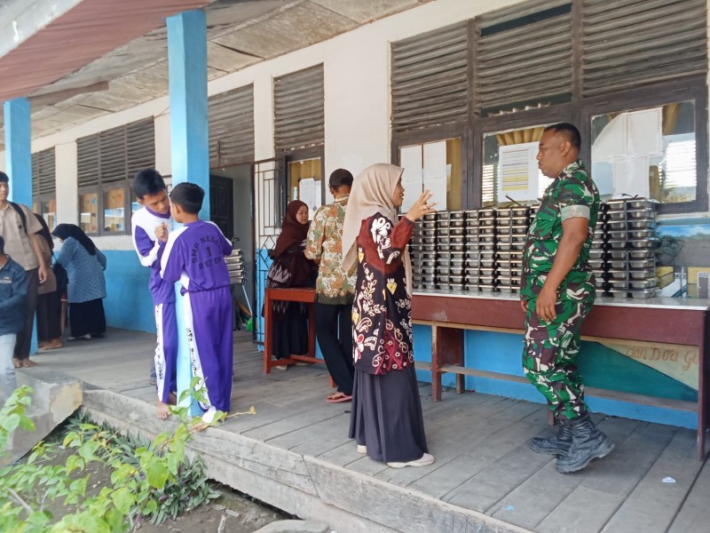 Untuk Gizi Anak Bangsa, Koramil 07/Reteh Dukung Penuh Pelaksanaan MBG di Pulau Kijang