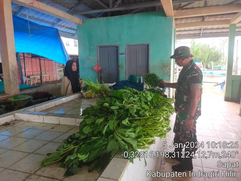 Bersama Pedagang Pasar, Babinsa Koramil 04/Kuindra Dengarkan Keluhan Pedagang Terkait Sayur