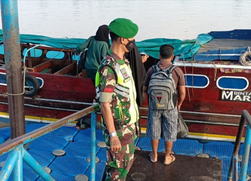 Babinsa Koramil 07/Reteh Aktif Lakukan Pengecekan di Pelabuhan Bot Perhubungan Pulau Kijang