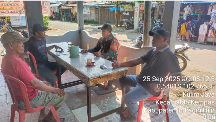 Kopda Jalaluddin, Babinsa Koramil 03/Tempuling, Aktif Jalin Komsos, Tingkatkan Kesadaran Kebersihan dan Keamanan di Desa Kulim Jaya