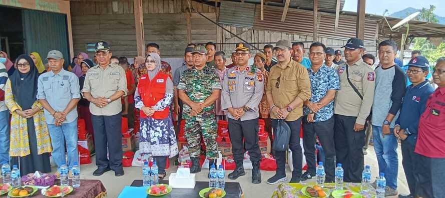 Danramil 09/Kemuning Dampingi Bupati Inhil Dalam Penyerahan Bantuan Kepada Masyarakat
