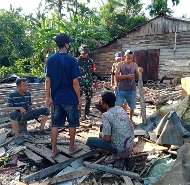 Babinsa Koramil 07/Reteh Laksanakan SDM & GORO Bersama Masyarakat Desa Sanglar
