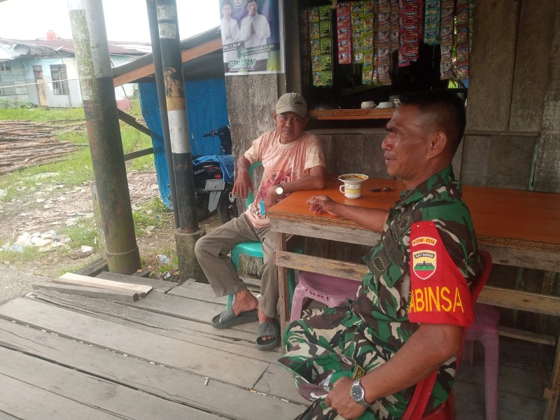 Komsos: Babinsa Koramil 04/Kuindra Jalin Hubungan dengan Masyarakat Wilayah Binaan